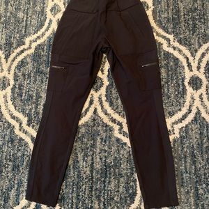 Black Athleta Headlands Hybrid Cargo legging size 8 women’s!